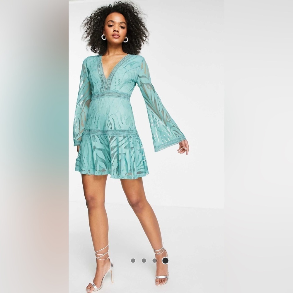 LOVE TRIANGLE Lace mini dress with flare sleeves in pistachio-Green ✨ SZ 10 Used